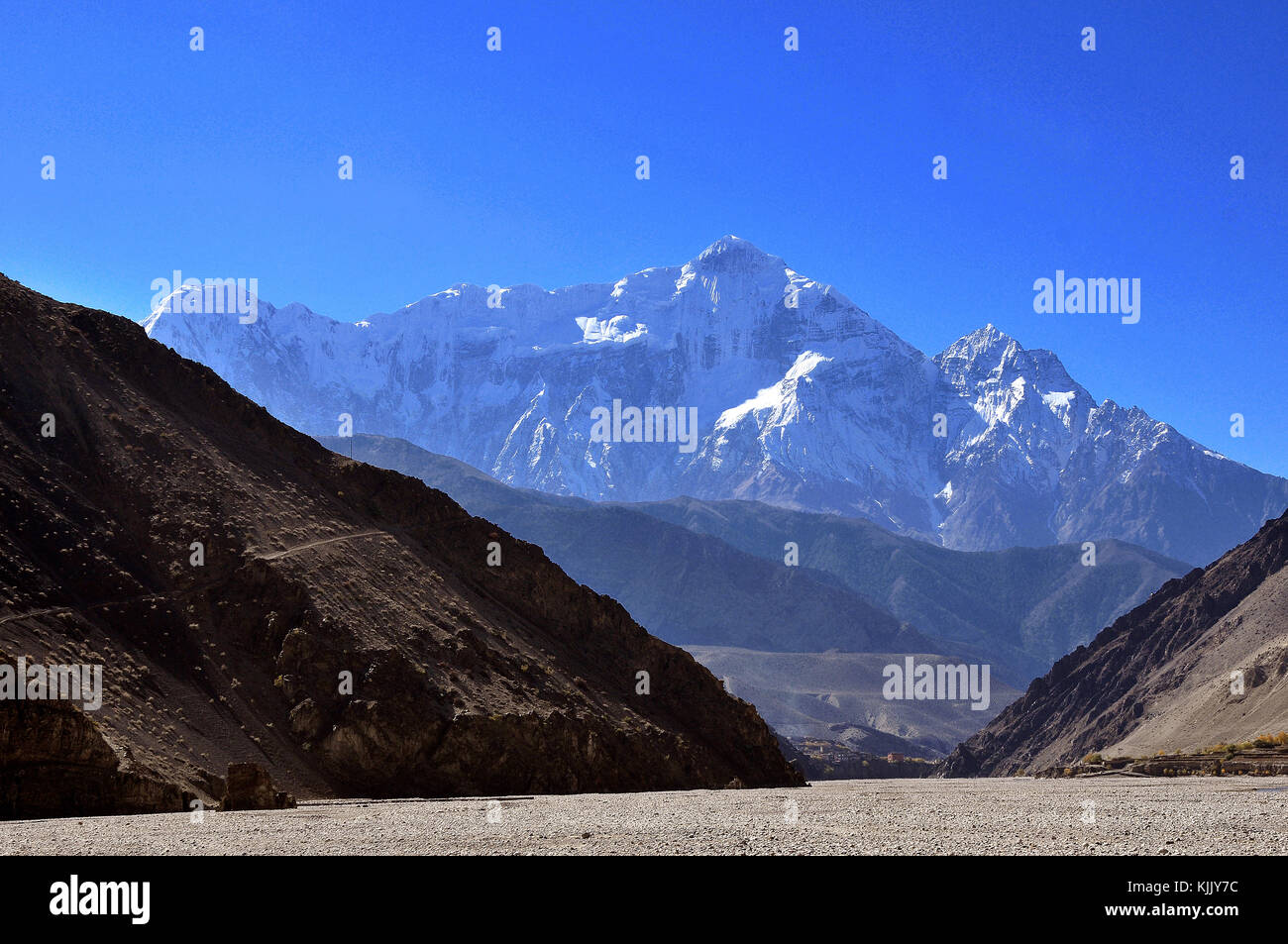 Himmalaya summits : Nilgiri, Tilicho & Annapurna I, Mustang. Nepal. Stock Photo