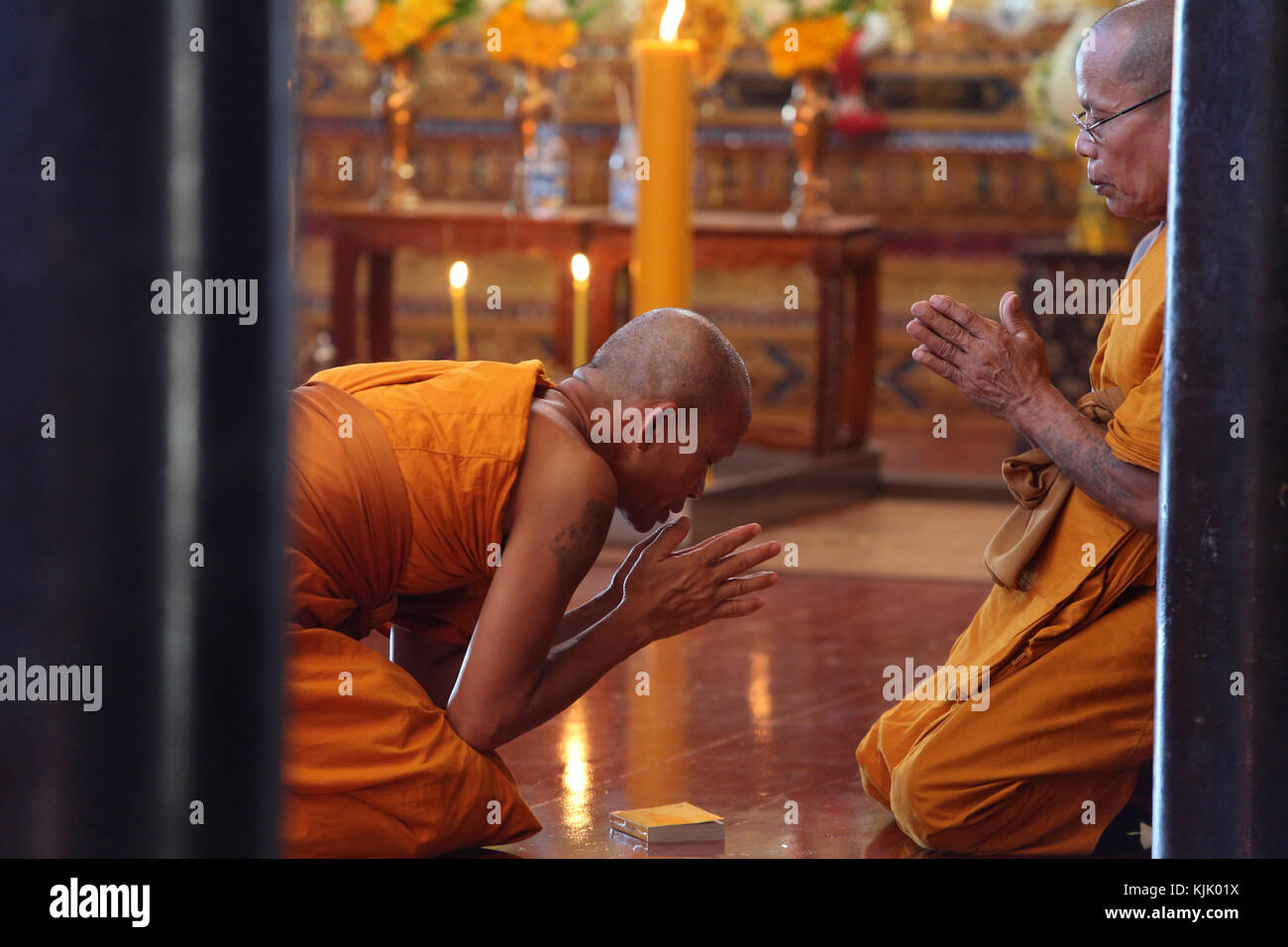 Monk bowing down to Wat Sai Yot abbott, Hua Hin. Thailand. Stock Photo