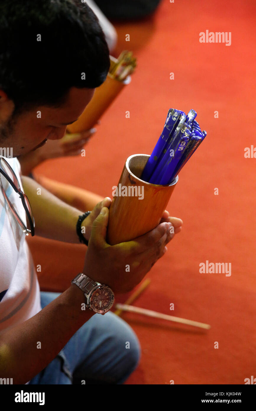 Joss sticks hi-res stock photography and images - Alamy