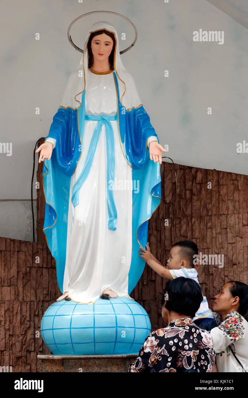 Our Lady of Fatima church.  Catholic family praying the Virgin.  Ho Chi Minh City.  Vietnam. Stock Photo