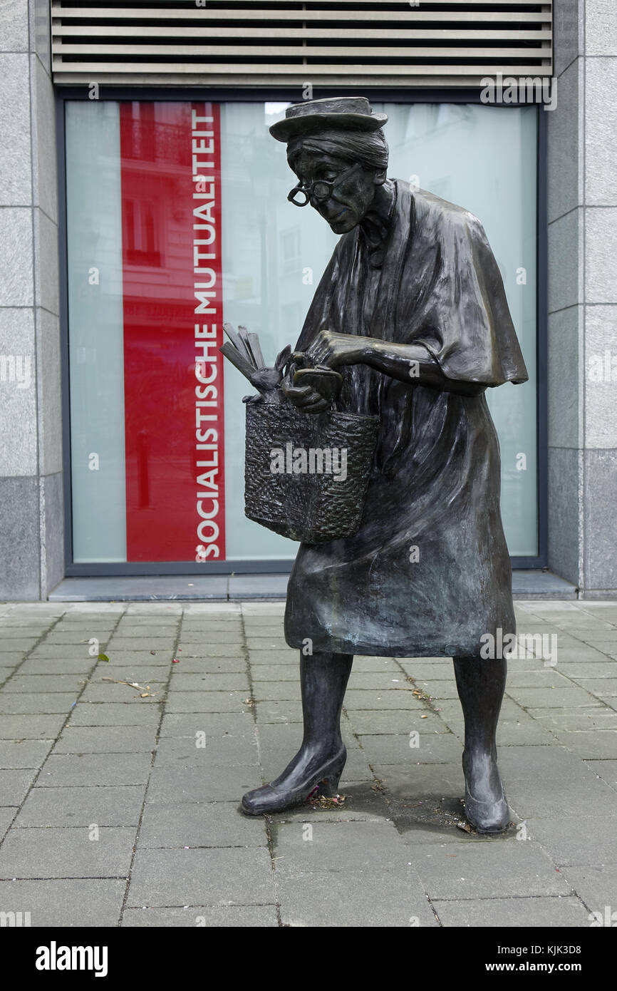 The street sculpture Madame Chapeau in the Rue du Midi in the Belgian  capital Brussels, 25.06.2017. The sculpture of a grandmother fearlessly  counting her money before shopping in an area of Brussels