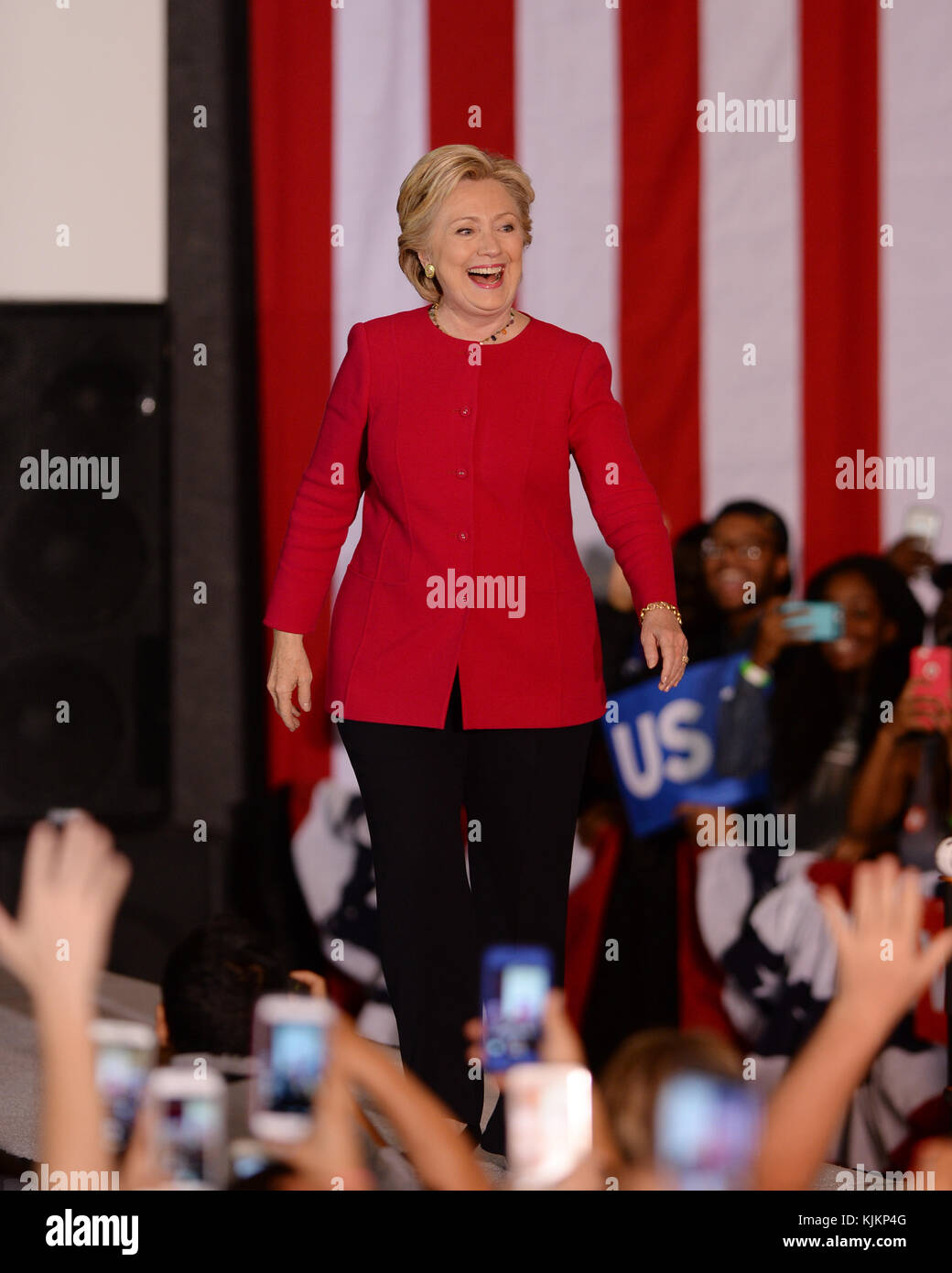 Hillary clinton waving crowd rally hi-res stock photography and images ...