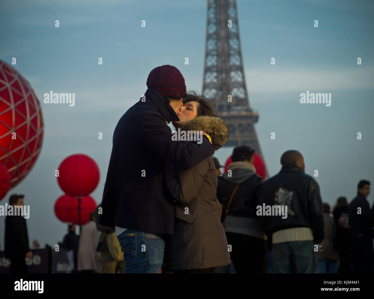 City life -  05/03/2011  -  France / Ile-de-France (region) / Paris  -  Spring or Valentine  Kiss, 'Place du Trocadero' in Paris at the Eiffel Tower   -  Sylvain Leser / Le Pictorium Stock Photo