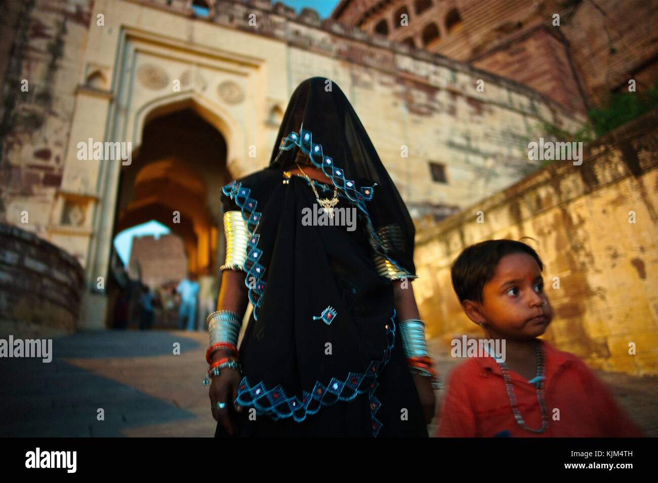 Indian Glance -  04/09/2010  -    -  Kalbeliya woman in traditional dress and her child in front of the fort in Jodhpur in India Mehranghar   -  Sylvain Leser / Le Pictorium Stock Photo