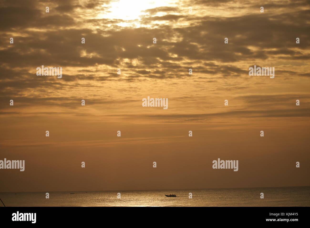 Golden sunset beach hi-res stock photography and images - Alamy