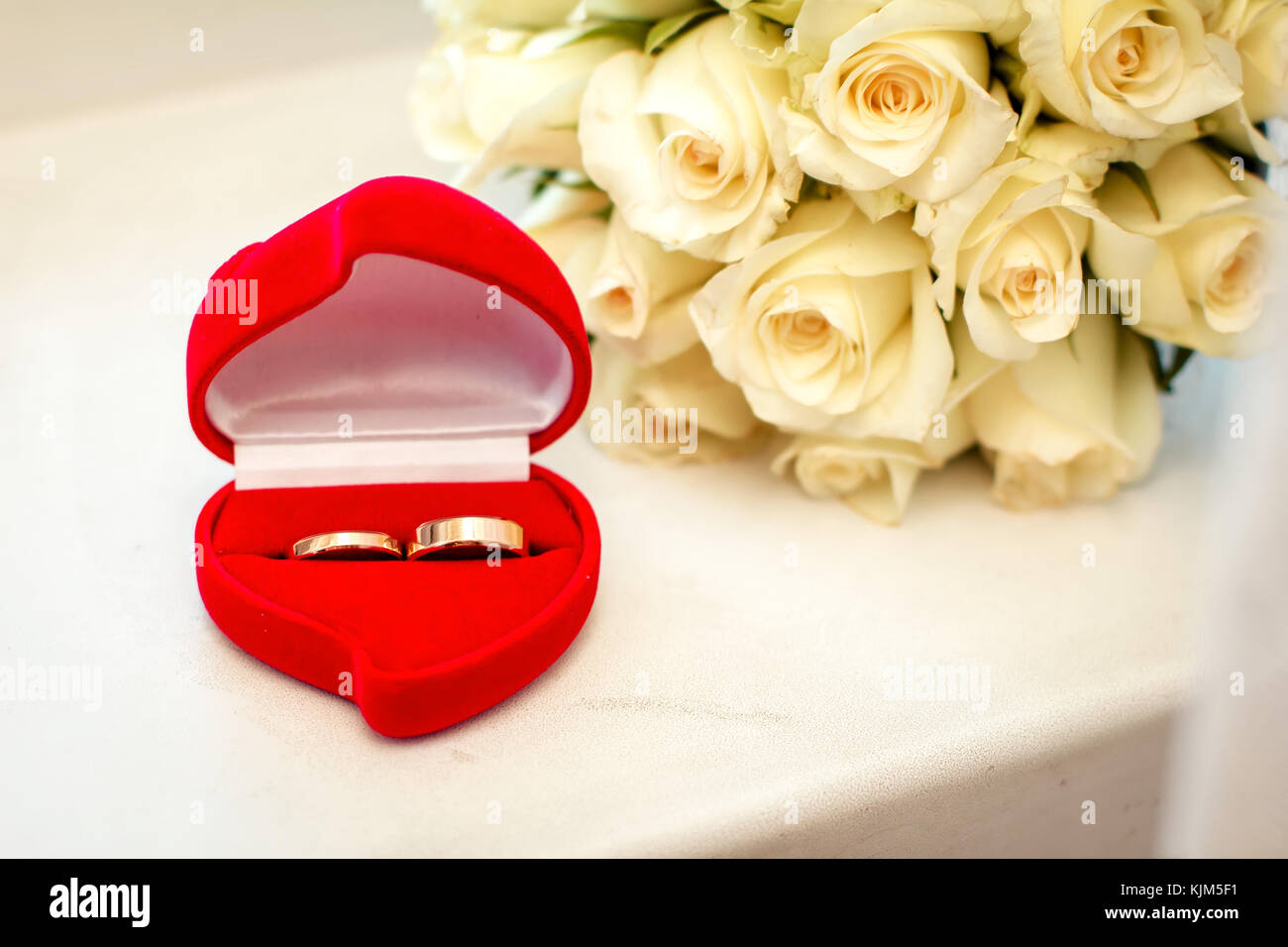 two ring and roses Stock Photo - Alamy