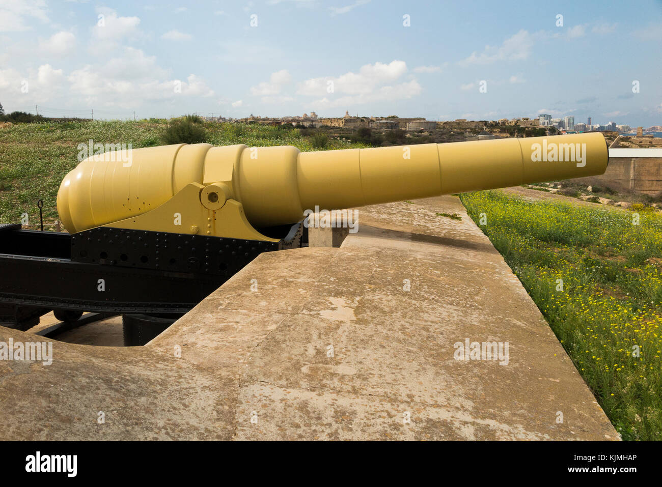 The Armstrong 100 ton gun at Fort Rinella, The muzzle loading 100 gun is the largest front loading cannon / gun battery in the world. (91 Stock Photo - Alamy