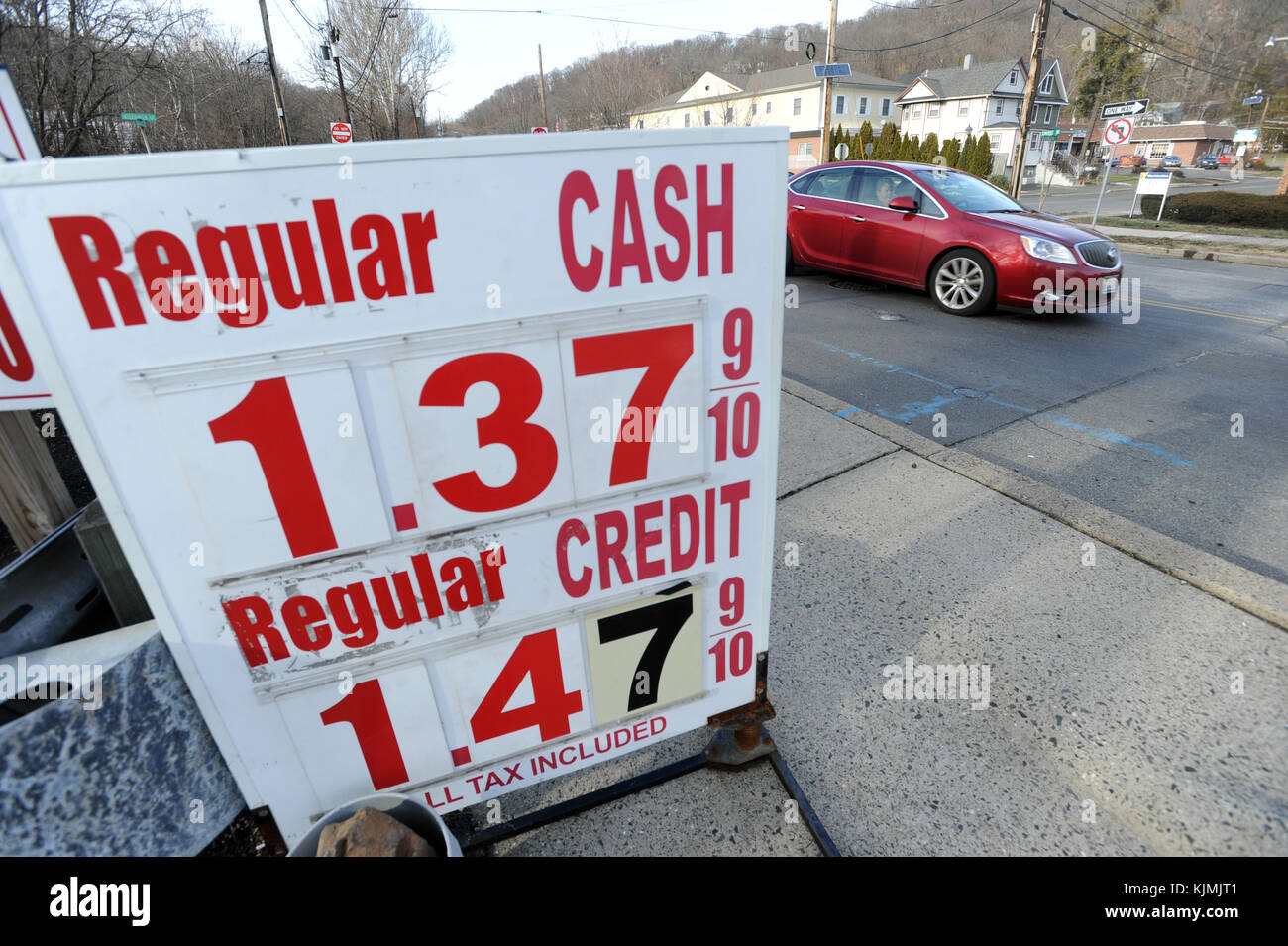 Oil price slump hires stock photography and images Alamy