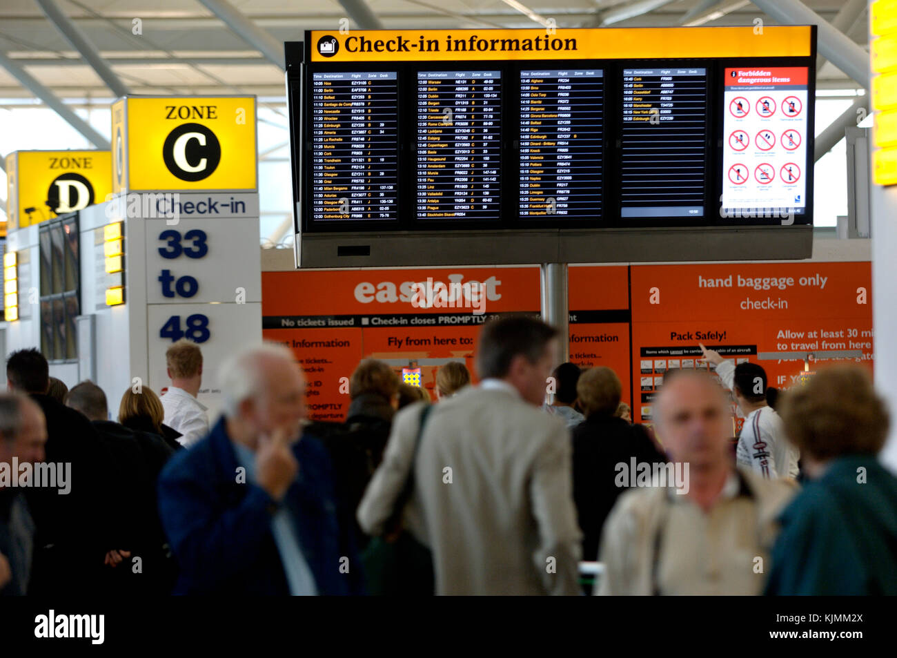 passengers in the main terminal easyJet check-in concourse Stock Photo
