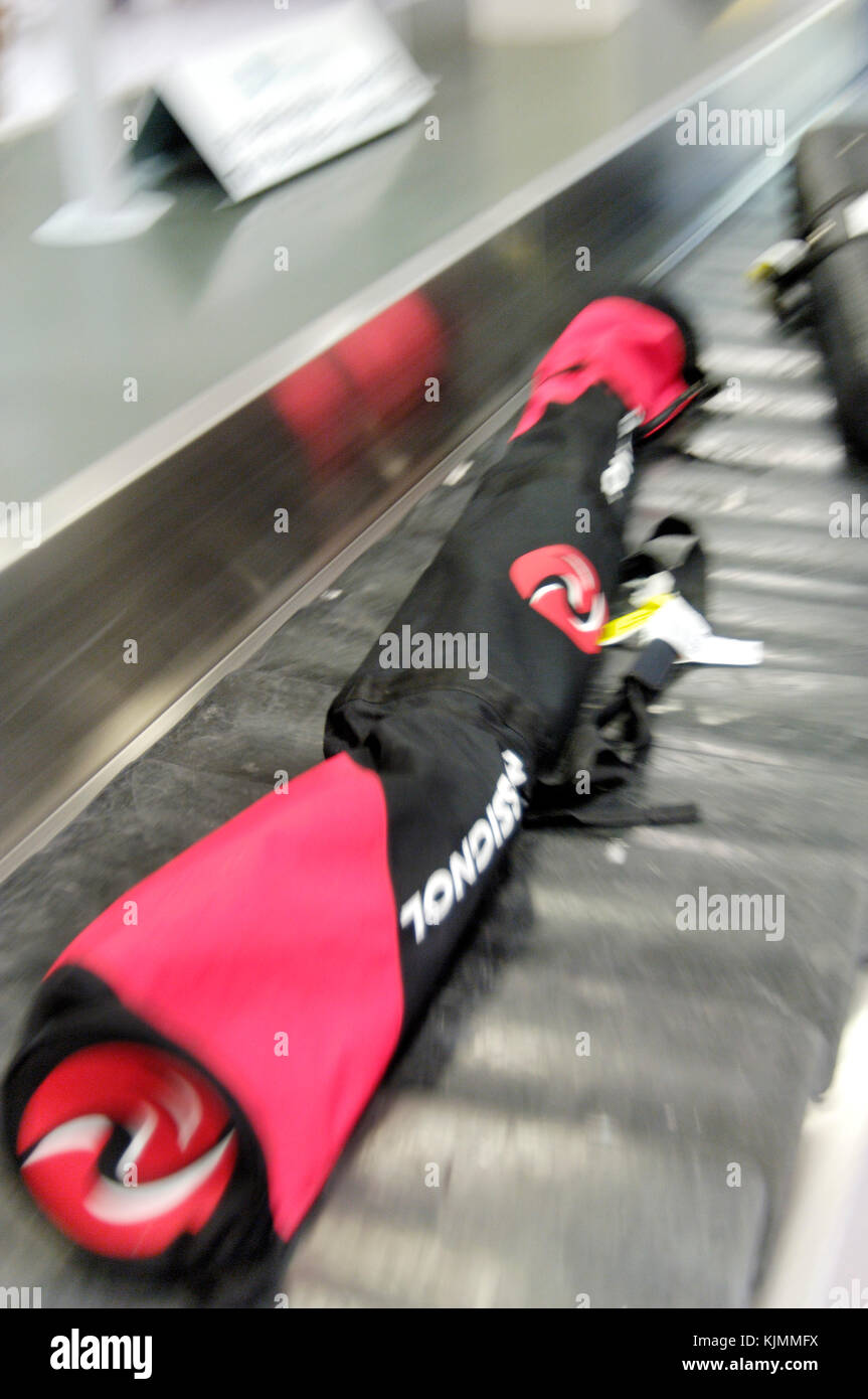 skis on outsized baggage carousel Stock Photo Alamy