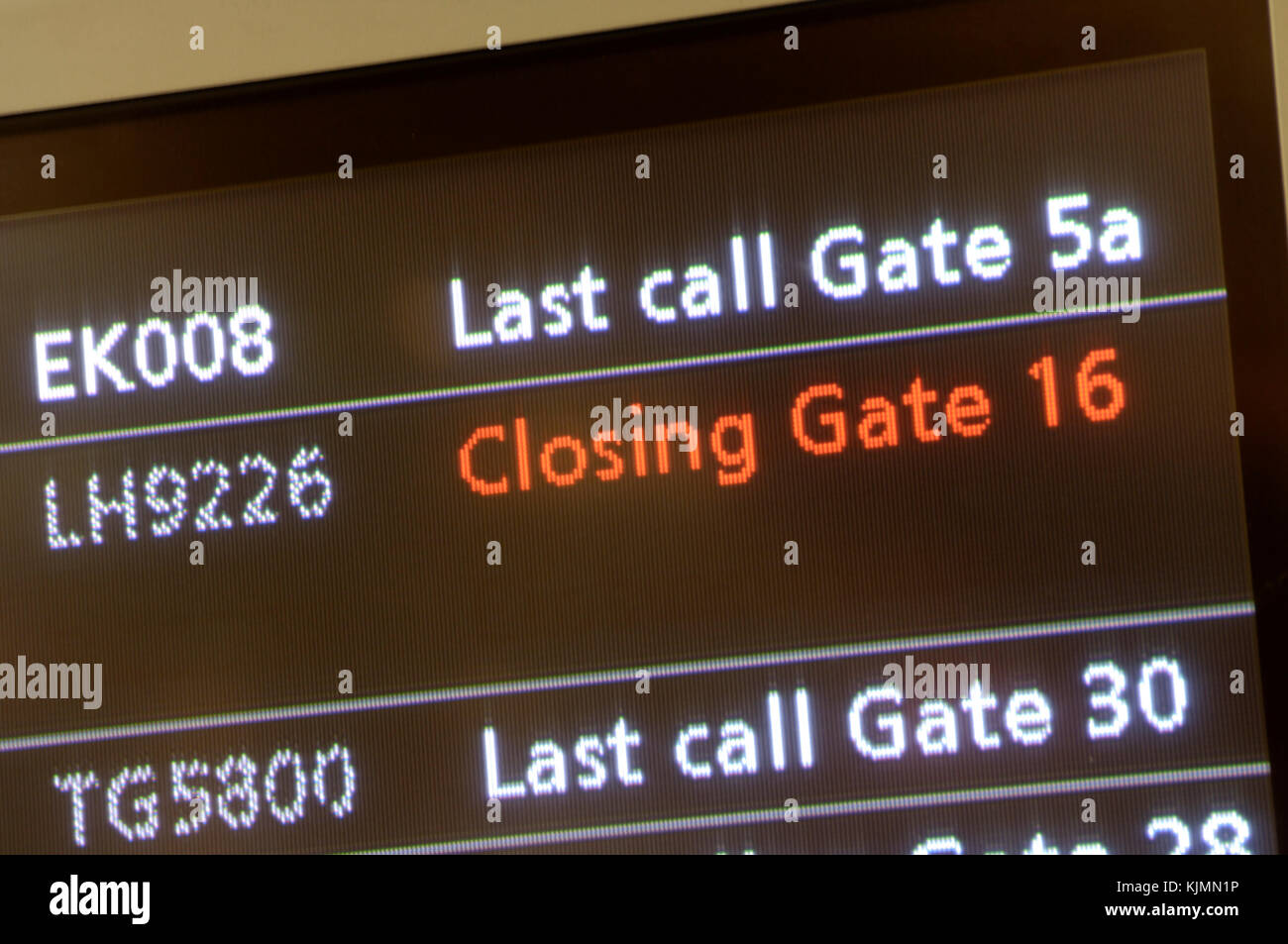 Flight departures information screen showing Last call Gate 5a for