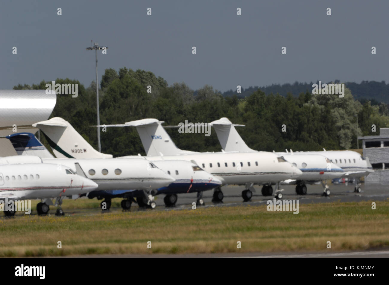 Bombardier Global Express and Gulfstream 5s parked with the TAG Aviation terminal behind Stock Photo