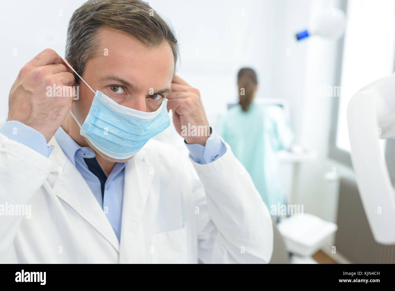 surgeon man puts mask on Stock Photo - Alamy