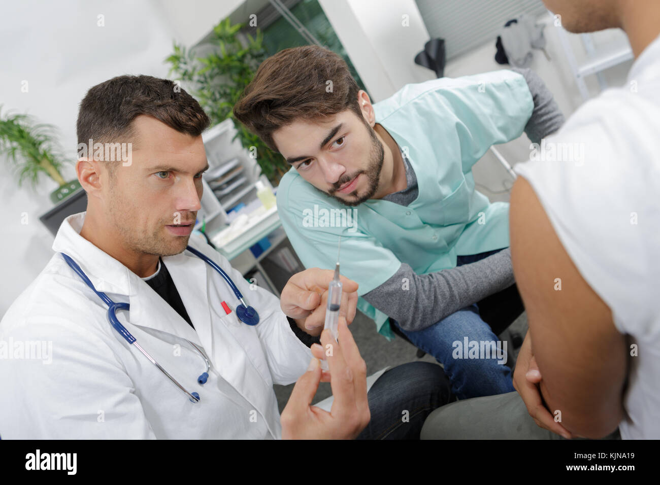 nurse learning to do an injection Stock Photo Alamy nurse learning to do an injection Stock Photo Alamy