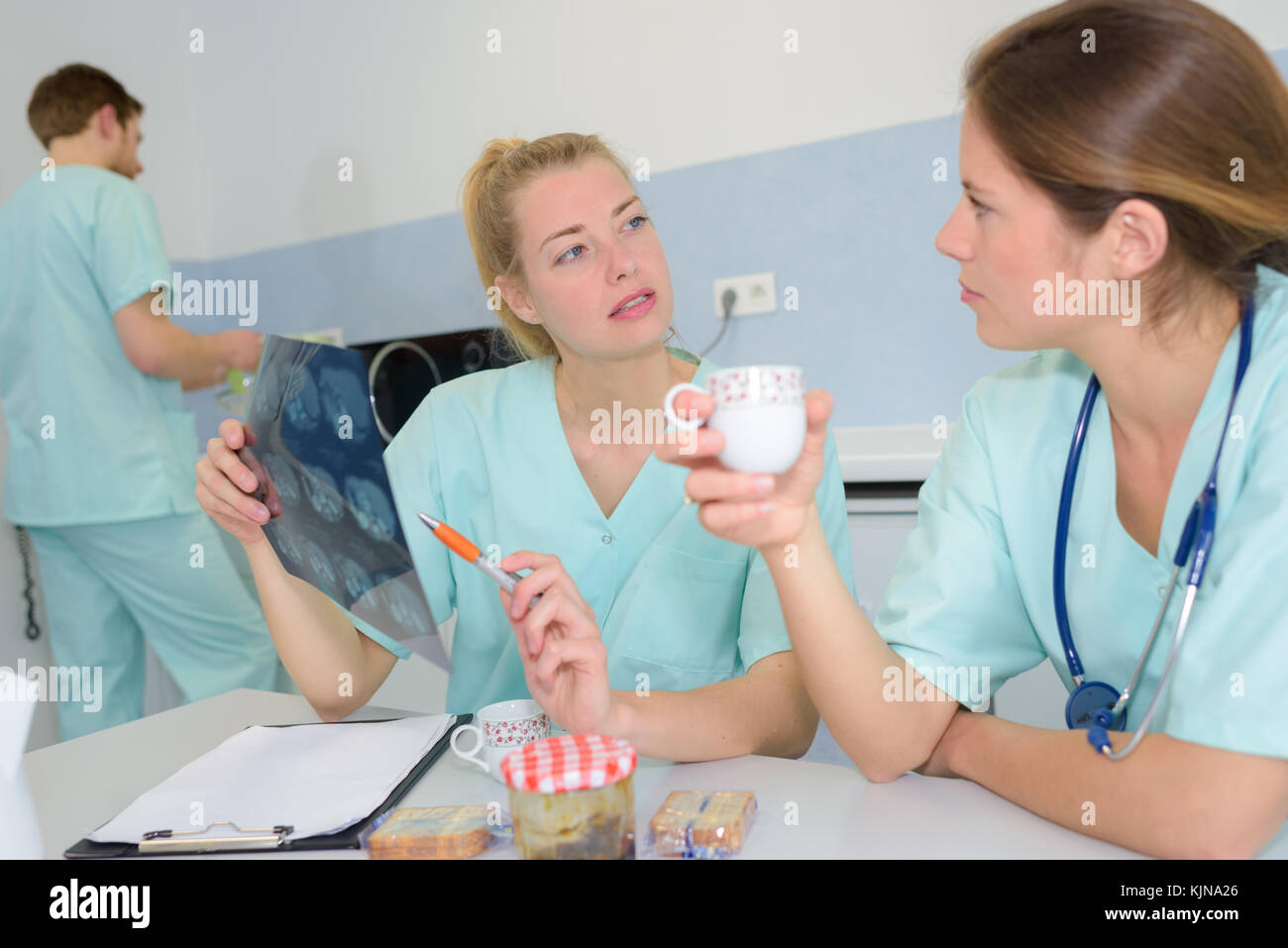 Врач работает. Перерыва работе врачом. Робот врач. Фотографии врачей работающих. Перерыва работе врачом.