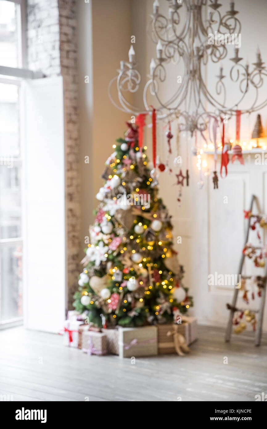 Christmas lights background with bokeh effect, defocused new year year ...