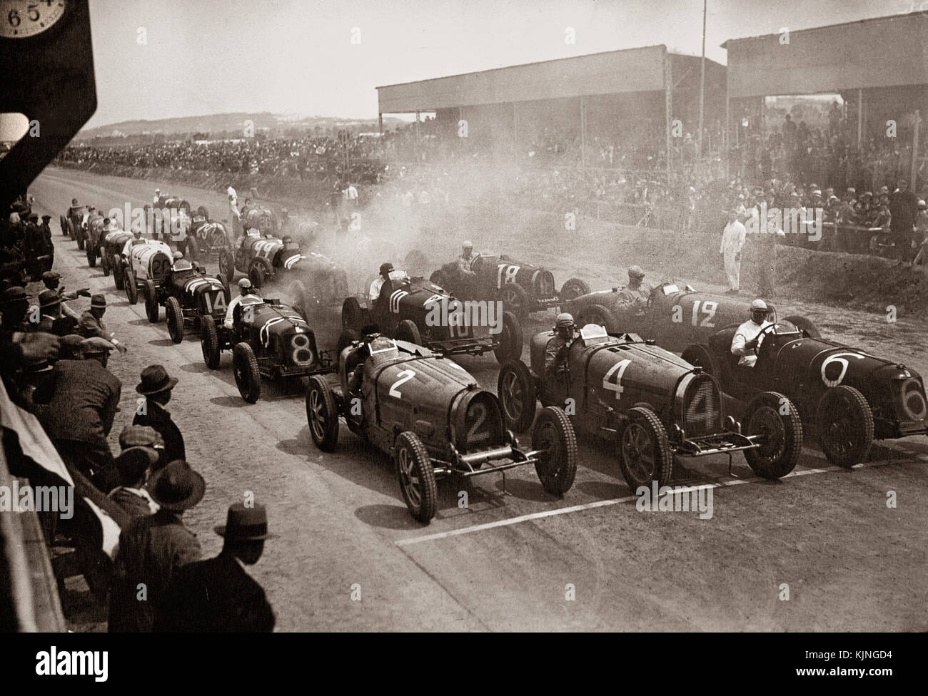 GRAND PRIX 1932 CARTHAGE TUNIS Historic motor racing grid start at the 1932 Tunis Grand Prix B&W archive image Grand Prix motor race held at the Carthage Street Circuit in Tunis, the capital of colonial Tunisia, on 17 April 1932. Achille Varzi, in a privateer Bugatti, won the 37 lap race Stock Photo