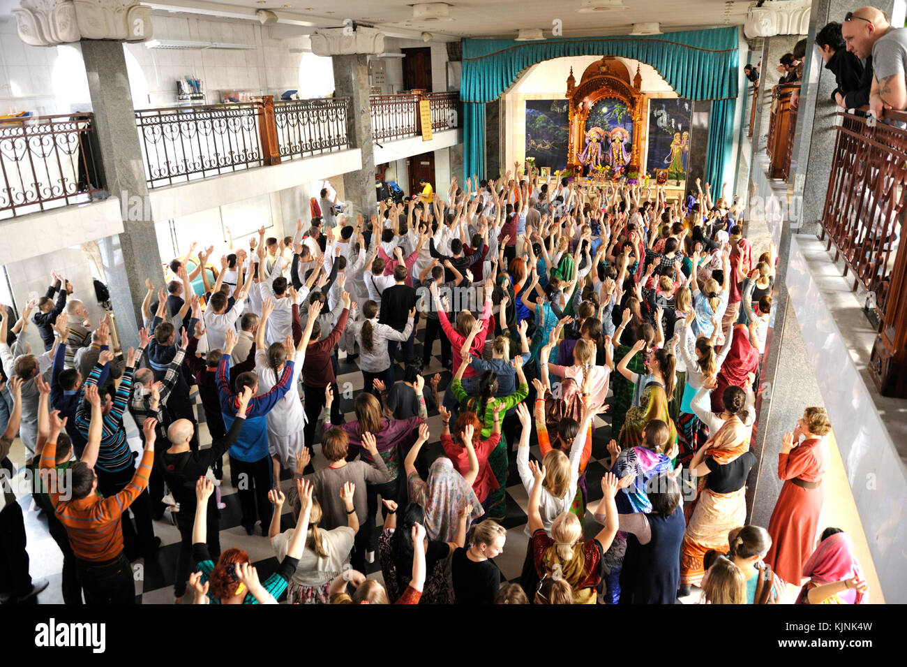Hare Krishna Seguidores Cantando Marcha Foto Editorial - Imagem de povos,  lebre: 229121156