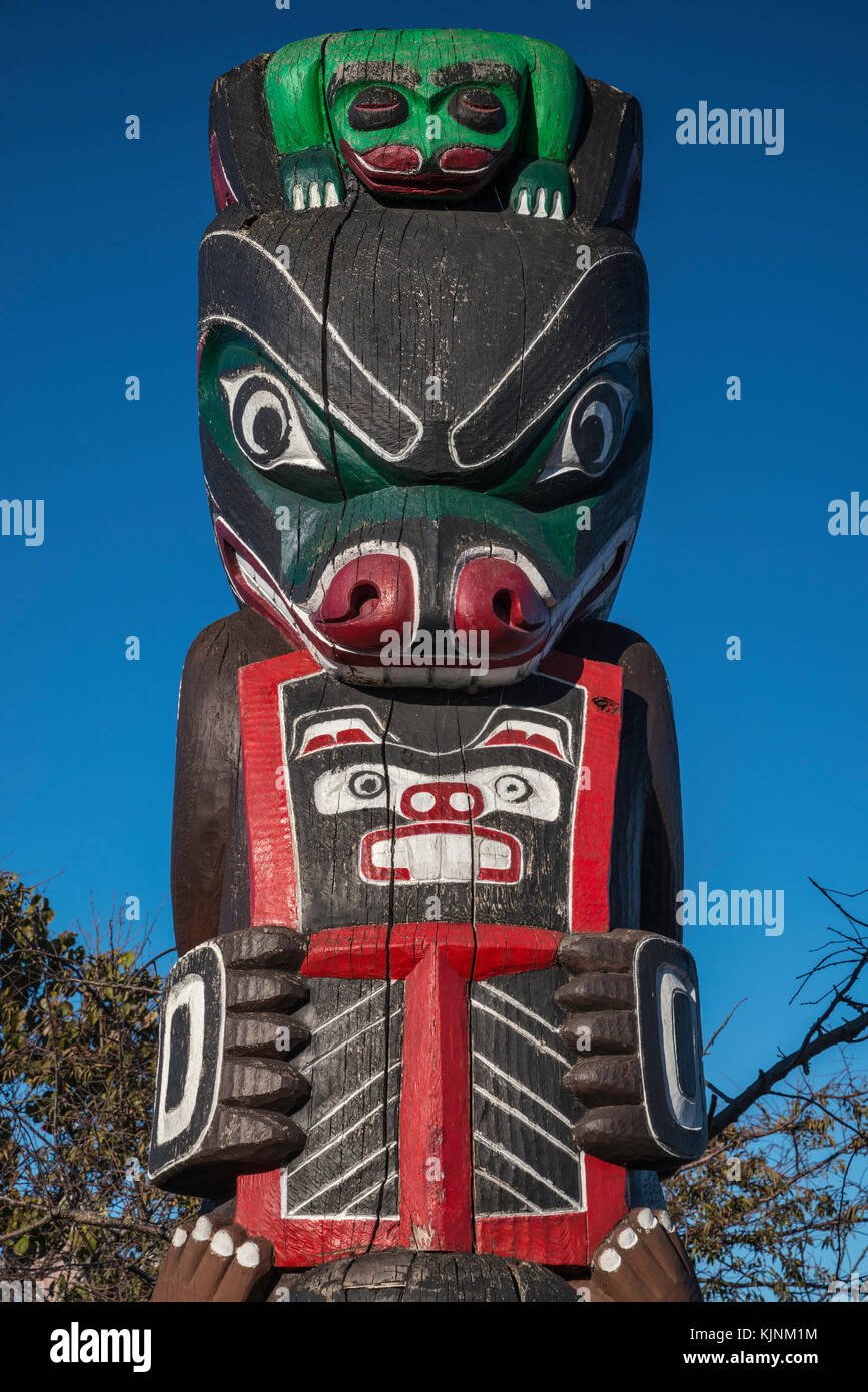 Figure of bear, frog on top, Kwakiutl Bear Pole, 1966, by Kwawkewlth Tribe carver Henry Hunt, in Victoria, British Columbia, Canada Stock Photo