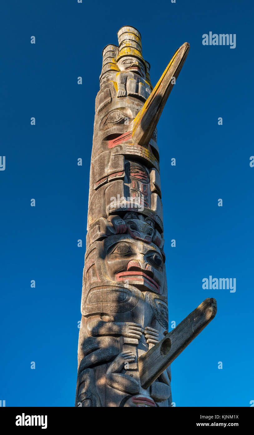 Haida Pole, 1984, by carvers Gerry Marks, Richard Hunt and Tim Paul, at Thunderbird Park, Victoria, Vancouver Island, British Columbia, Canada Stock Photo