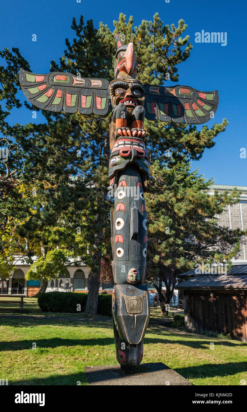 Kwakwaka'wakw Honouring Pole, 1999, by carvers Sean Whonnock and Johnathan Henderson, at Thunderbird Park, Victoria, Vancouver Island, British Columbi Stock Photo