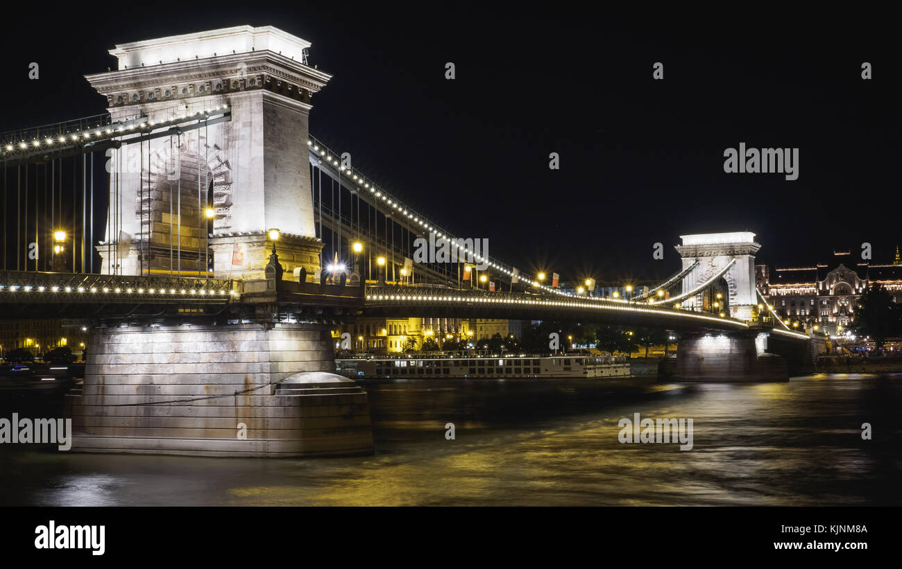 Night view of the Széchenyi Chain Bridge and the Buda Castle in ...
