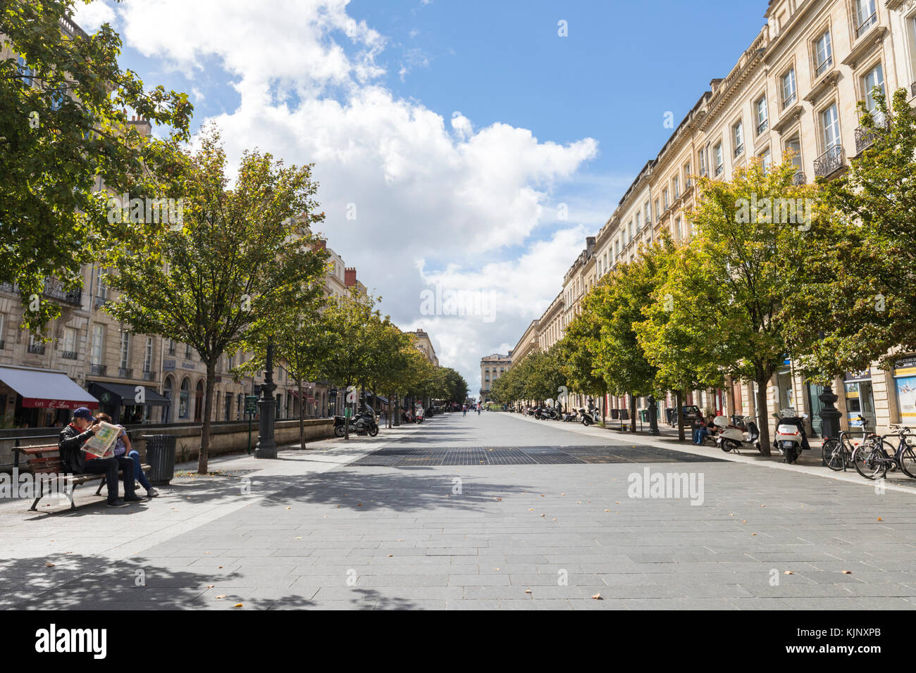 Cours du chapeau rouge hi-res stock photography and images - Alamy