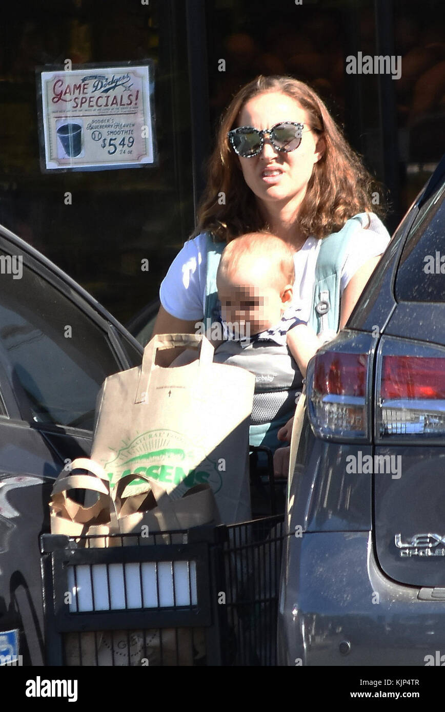 New Mom Natalie Portman Takes Baby Amalia Grocery Shopping Stock Photo Alamy