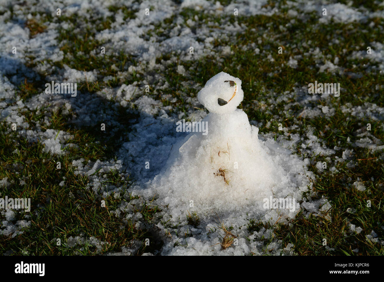 Princetown, Dartmoor, Devon, UK. 25th November 2017. UK Weather. With snow this morning, familes were out with sledges on the hills at Dartmoor. Credit: Simon Maycock/Alamy Live News Stock Photo