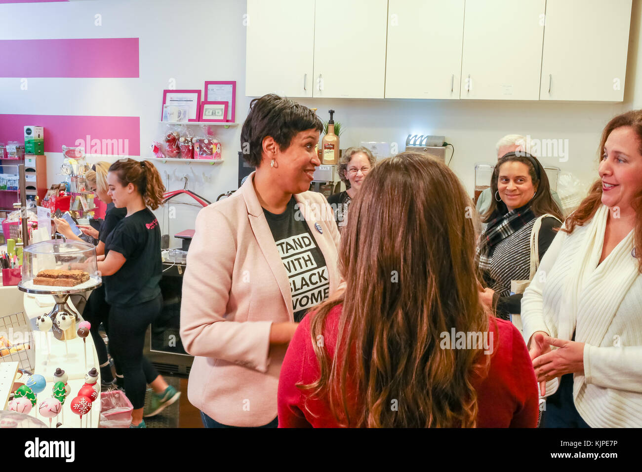 Washington, United States. 25th Nov, 2017. Washington, DC Mayor Muriel Bowser visits the small business, Baked by Yael, a bakery, in the Northwest section of D.C., on Small Business Saturday Credit: Joseph Gruber/Alamy Live News Stock Photo