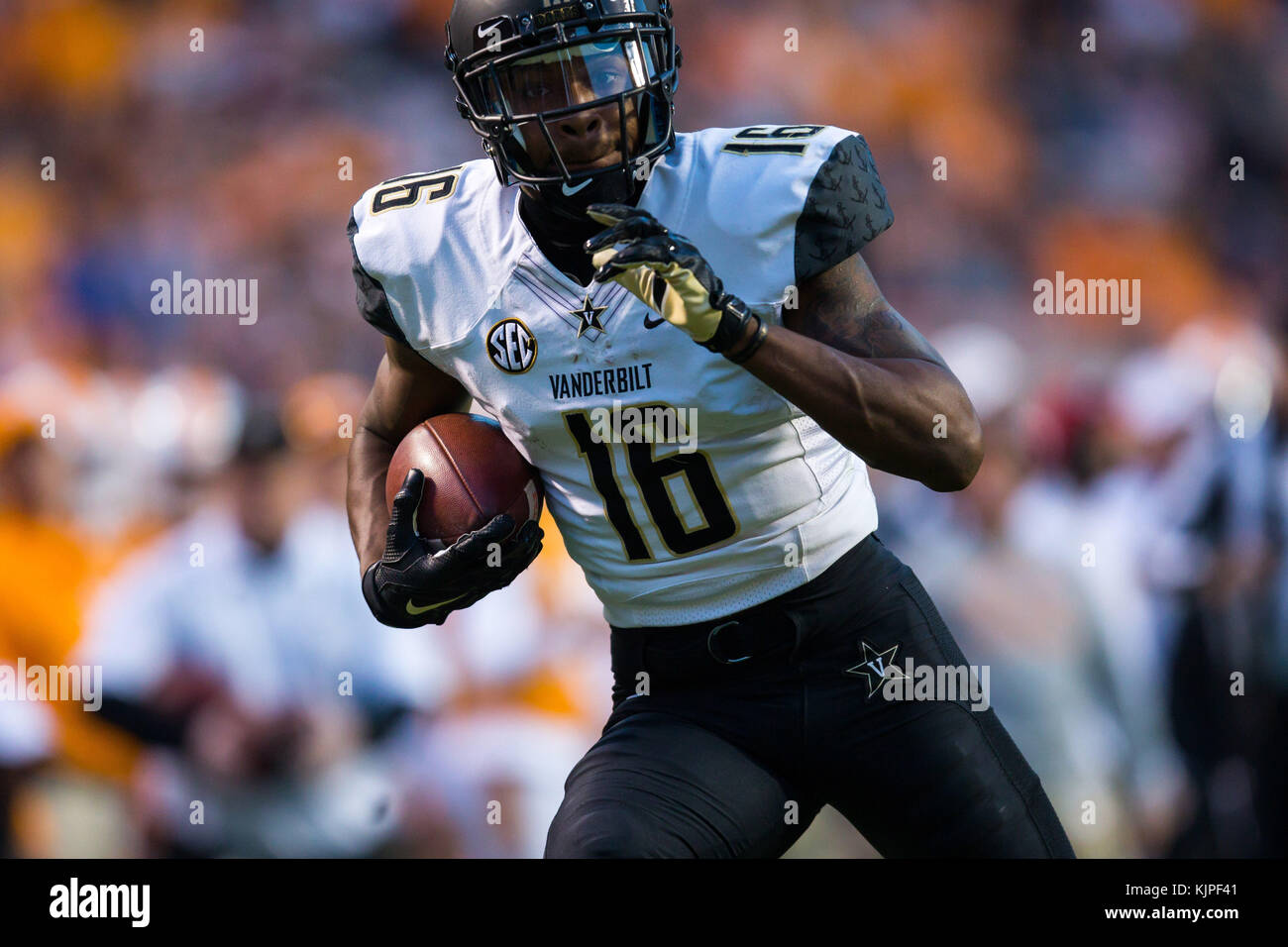 November 25, 2017: wide receiver Kalija Lipscomb #16 of the Vanderbilt Commodores catches a touchdown pass during the NCAA Football game between the University of Tennessee Volunteers and the Vanderbilt University Commodores at Neyland Stadium in Knoxville, TN Tim Gangloff/CSM Credit: Cal Sport Media/Alamy Live News Stock Photo