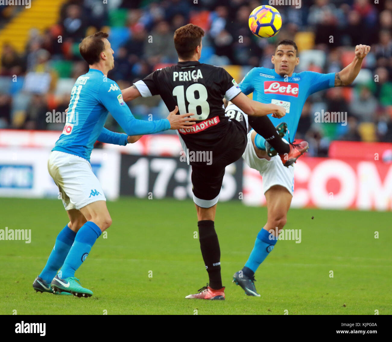 ITALY, Udine: Udinese's forward Stipe Perica (C) fights for the ball with Napoli's midfielder Allan (R) during the Serie A football match between Udinese Calcio v SSC Napoli at Dacia Arena Stadium on 26th November, 2017. Credit: Andrea Spinelli/Alamy Live News Stock Photo