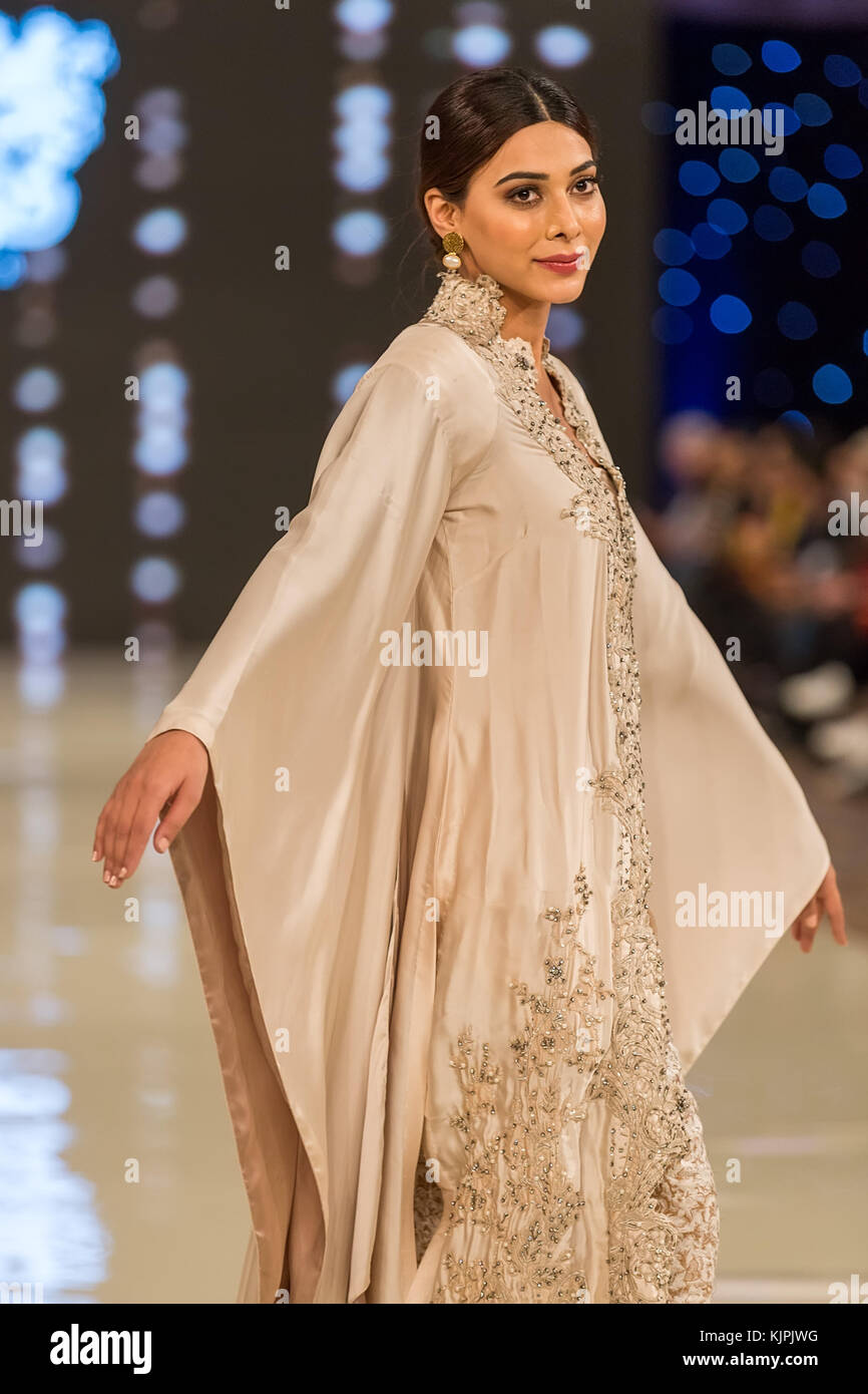 London, UK. 26th Nov, 2017. Models on catwalk showcasing Reema Ahsan design. Credit: Laura De Meo/ Alamy Live News Stock Photo