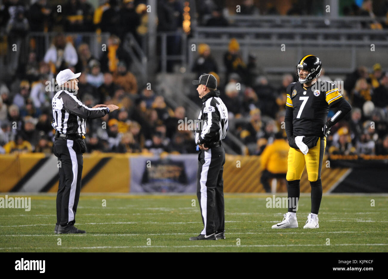 Green Bay Packers kicker Mason Crosby and Daryn Colledge react after a  missed field goal in the second quarter against the New York Jets in week 8  of the NFL season at New Meadowlands Stadium in East Rutherford, New Jersey  on October 31, 2010