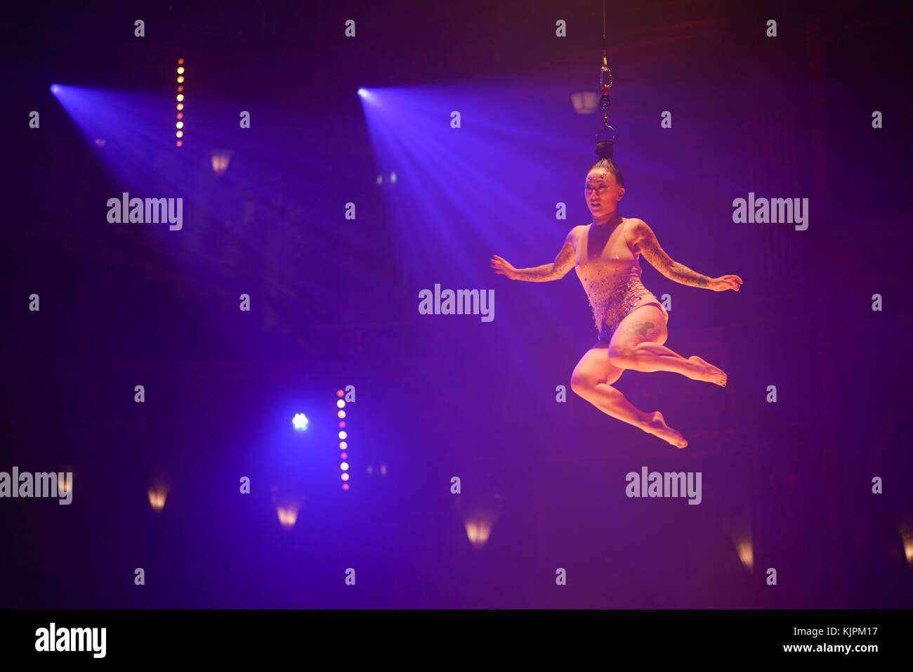 London, UK. 27th Nov, 2017. Fancy Chance, performing Hairhang, part of La Soiree, Olivier award-winning play, returns to London at the recently refurbished, Aldwych Theatre, with in-the-round seating and featuring a variety of cabaret performers, from 24 November 2017 to 3 February 2018. Photo date: Monday, November 27, 2017. Credit: Roger Garfield/Alamy Live News Stock Photo