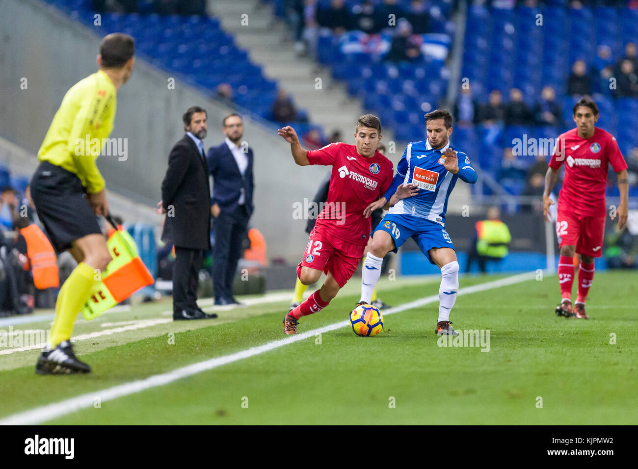 SPAIN - 27th of November: Espanyol midfielder Pablo Piatti (19) and Getafe midfielder Francisco Portillo (12) during the match between RCD Espanyol against Getafe, for the round 13 of the Liga Santander, played at RCDE Stadium on 27th November 2017 in Barcelona, Spain. Credit: Gtres Información más Comuniación on line, S.L./Alamy Live News Stock Photo