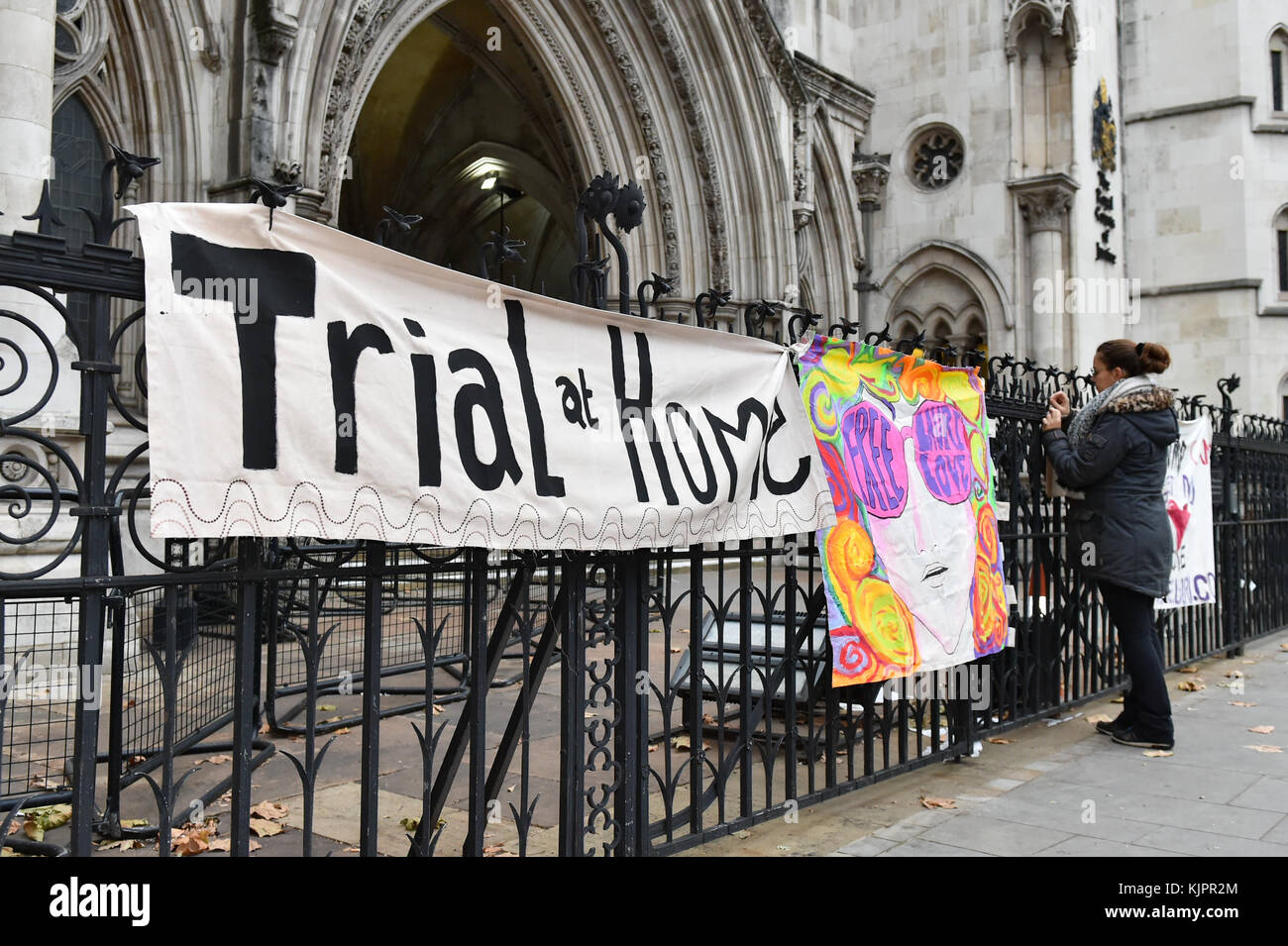 London, United Kingdom. 29 November 2017. Lauri Love arrives at the Royal Courts of Justice in central London for the start of an appeal hearing against extradition to the US where he faces hackng charges. Credit: Peter Manning/Alamy Live News Stock Photo