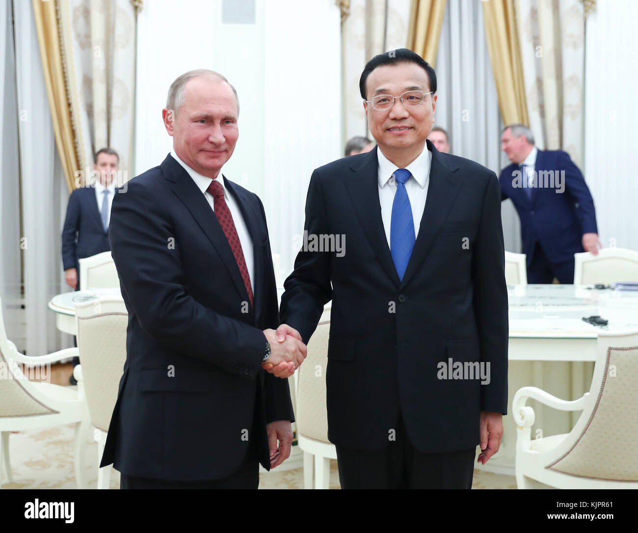 (171129) -- MOSCOW, Nov. 29, 2017 (Xinhua) -- Chinese Premier Li Keqiang (R) meets with Russian President Vladimir Putin at the Kremlin in Moscow, Russia, Nov. 29, 2017.  (Xinhua/Xie Huanchi) (zhs) Stock Photo