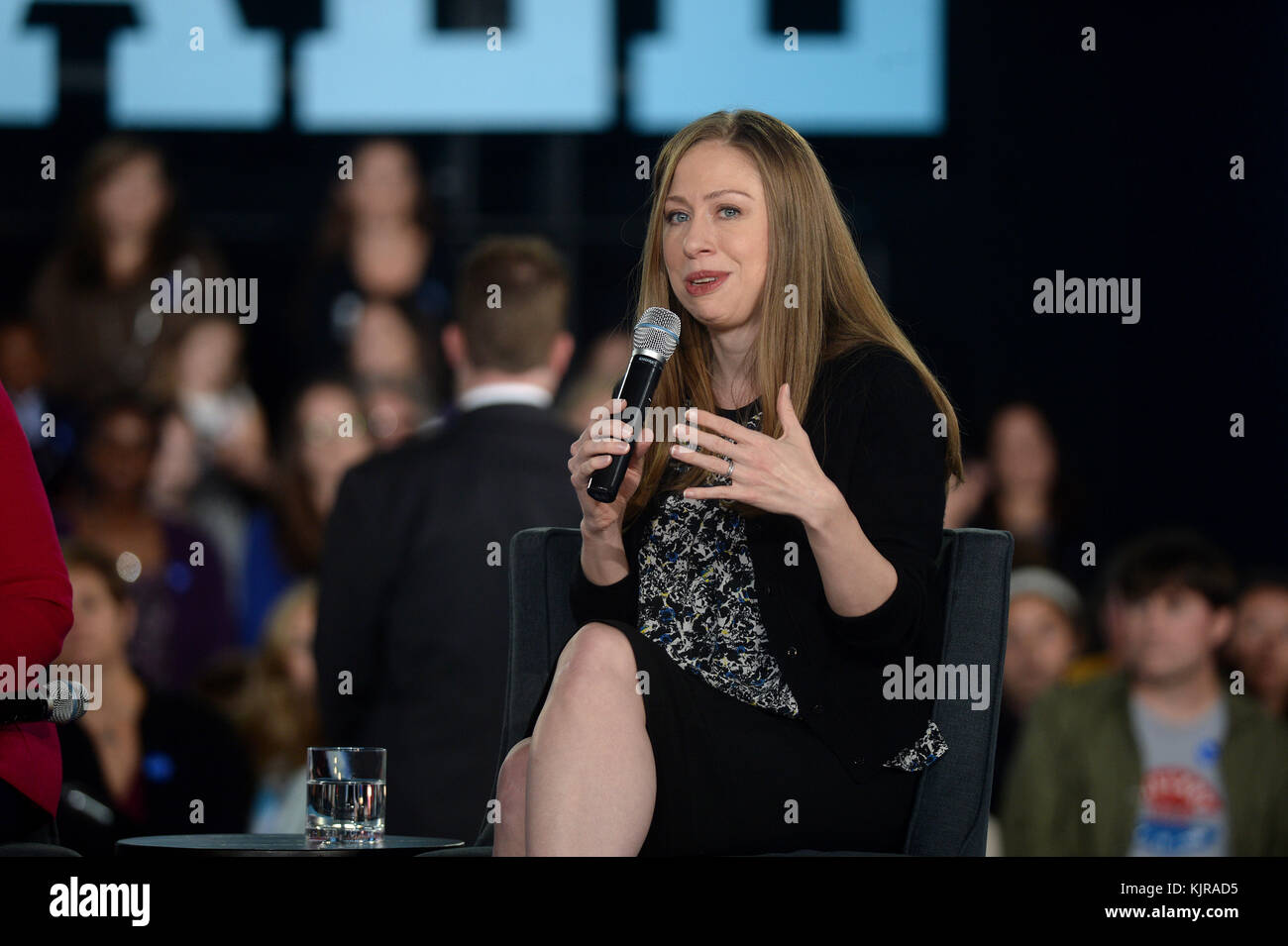 HAVERFORD, PA OCTOBER 04 (LR) Actress Elizabeth Banks, democratic