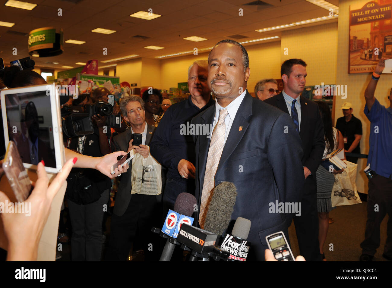 FORT LAUDERDALE FL - NOVEMBER 05: Presidential candidate Dr. Ben Carson attends a book signing at Barnes and Noble where he signed copies of his book 'A More Perfect Union' on November 5, 2015 in Fort Lauderdale, Florida  People:  Dr. Ben Carson Stock Photo