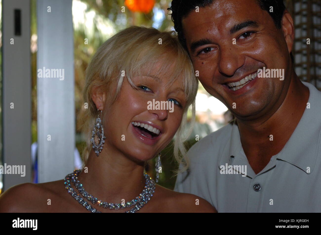 MIAMI BEACH, FL - AUGUST 27: Paris Hilton & her dog Tinkerbell visit Jacob 'the jeweler' at the Style Villa in Miami on August 27, 2004 in Miami Beach, Florida.   People:  Paris Hilton, Tinkerbell Stock Photo