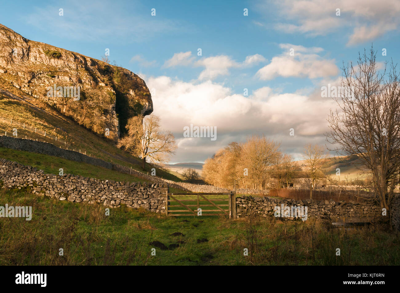 The 40 ft overhang of the 180 ft Kilnsey Crag in Upper Wharfedale, Yorkshire Dales village of Kilnsey, England. 24 November 2017 Stock Photo