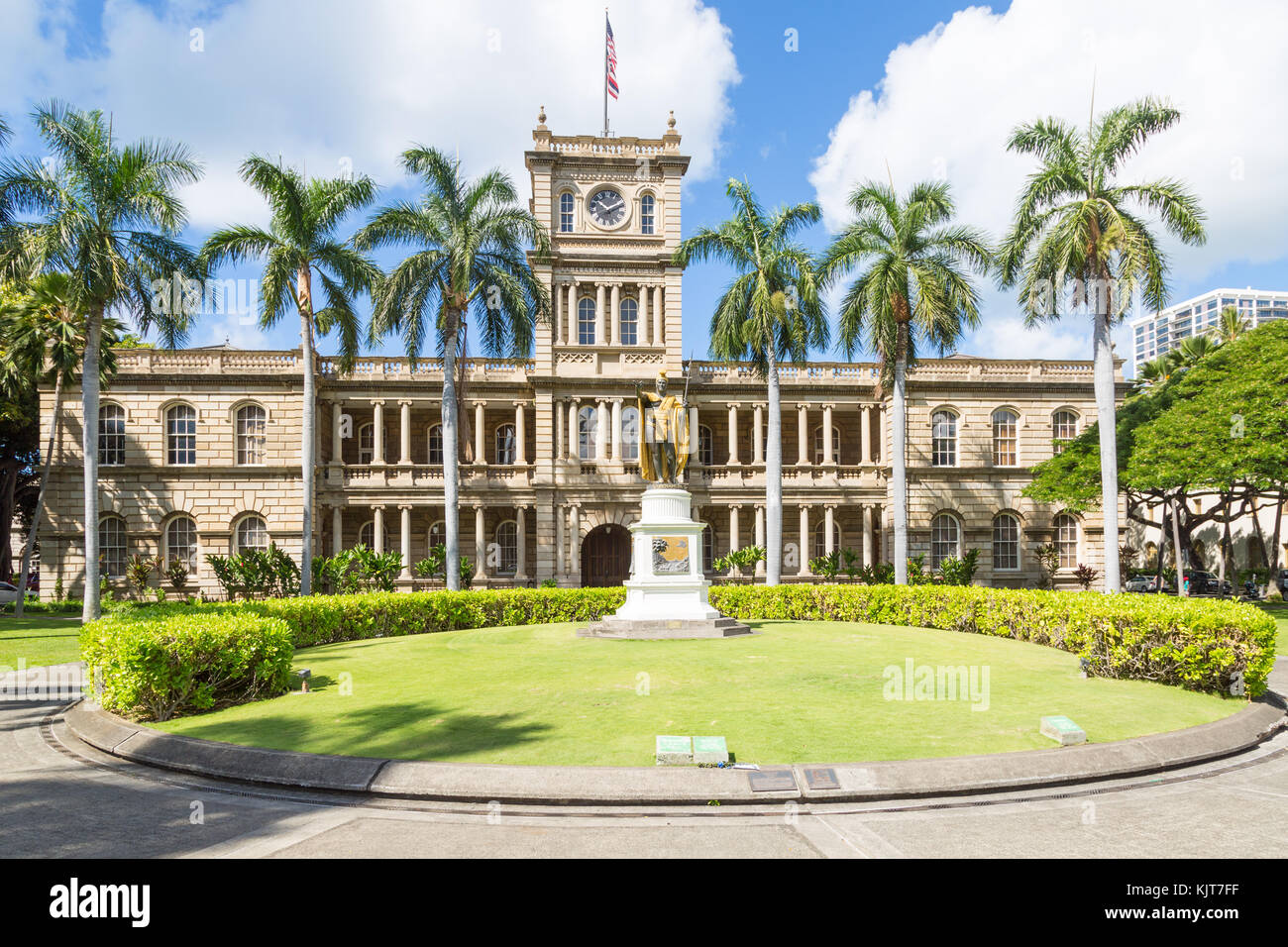 Statue of King Kamehameha in front of Aliiolani Hale in Honolulu