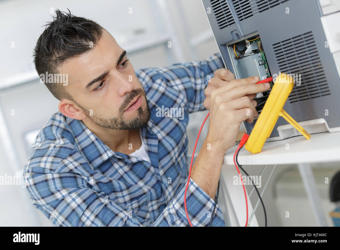 Repairer working hi-res stock photography and images - Alamy