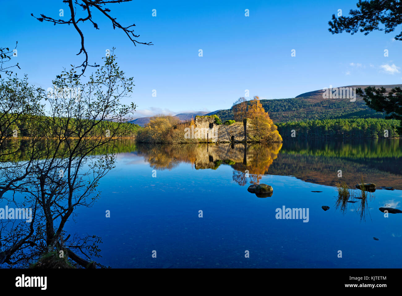 Loch an Eilein, Rothiemurchus, Cairngorms, Scottish Highlands, UK. The old ruined island castle reflected in the loch on a beautiful calm autumn day. Stock Photo
