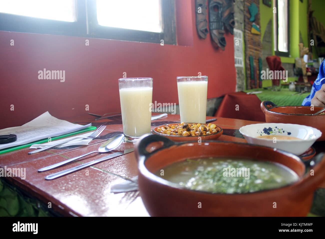 Fotografía de un plato típico de Carpuela-Ecuador, se visualiza la comida servida en un cuenco de cerámica, artesanía representativa del sector. Photo Stock Photo