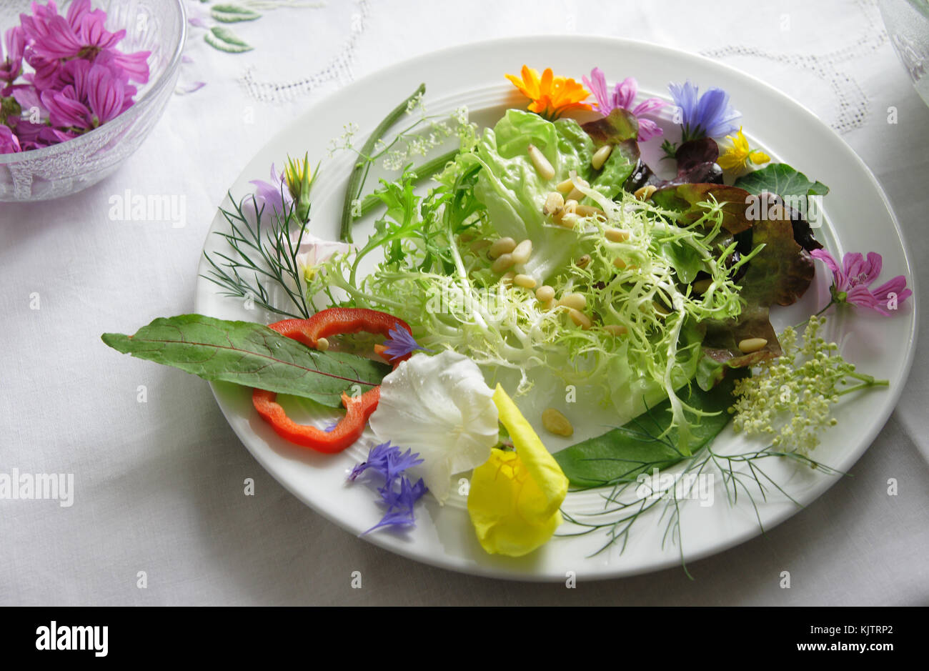 Wildsalat mit Blüten Stock Photo
