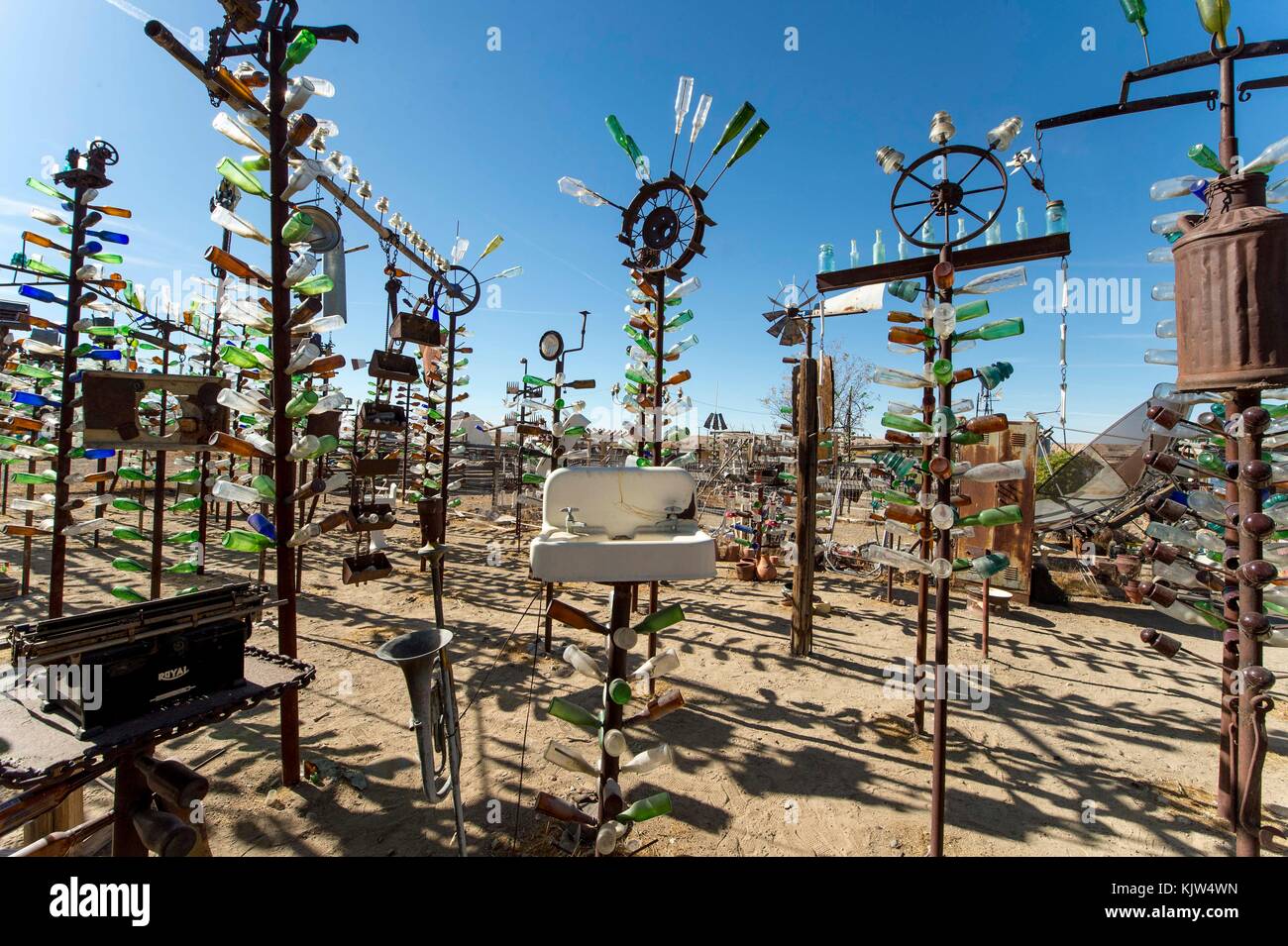 Oro Grande, California, USA. 25th Nov, 2017. Bottle Tree Ranch, a