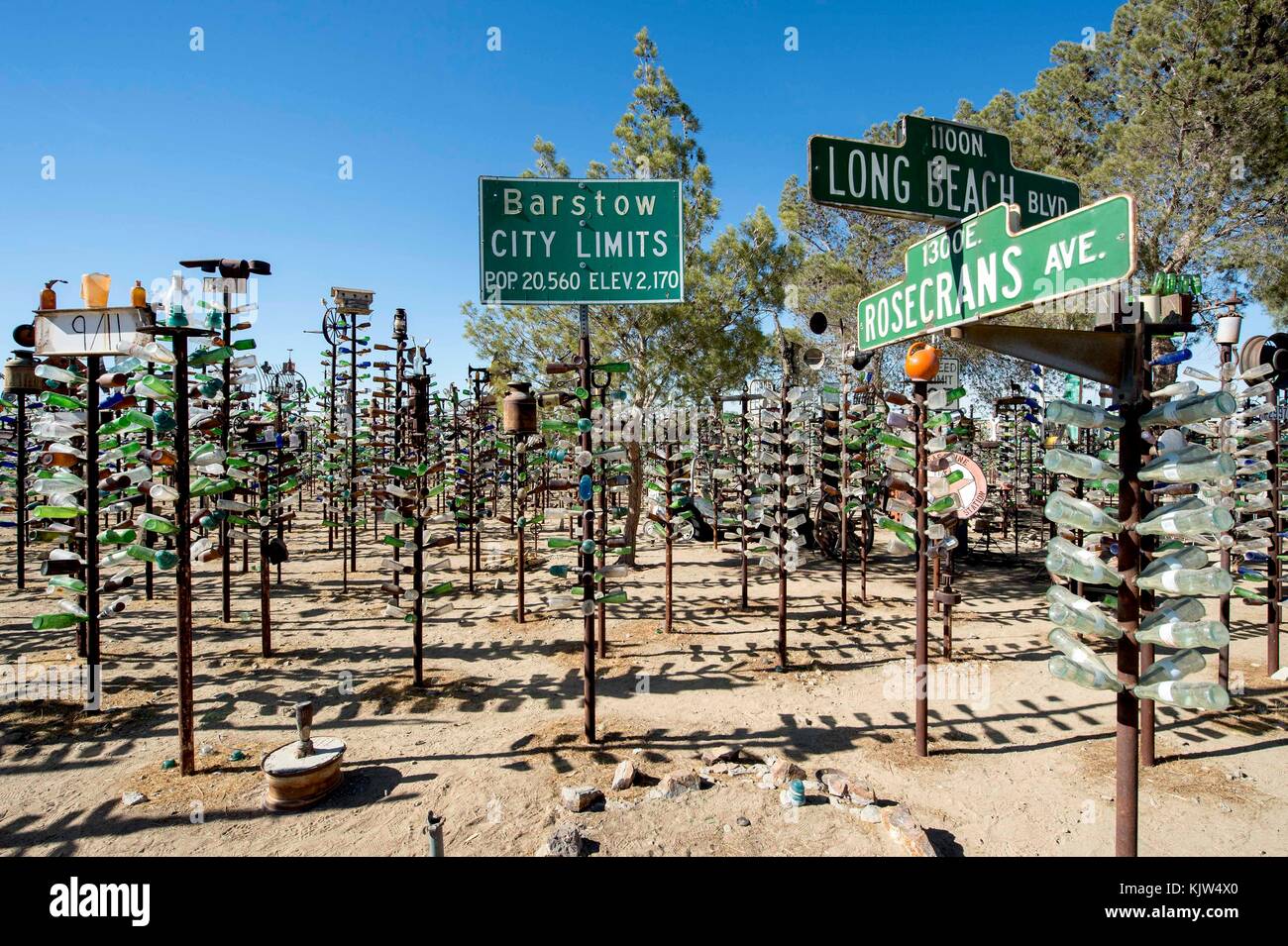 Oro Grande, California, USA. 25th Nov, 2017. Bottle Tree Ranch, a