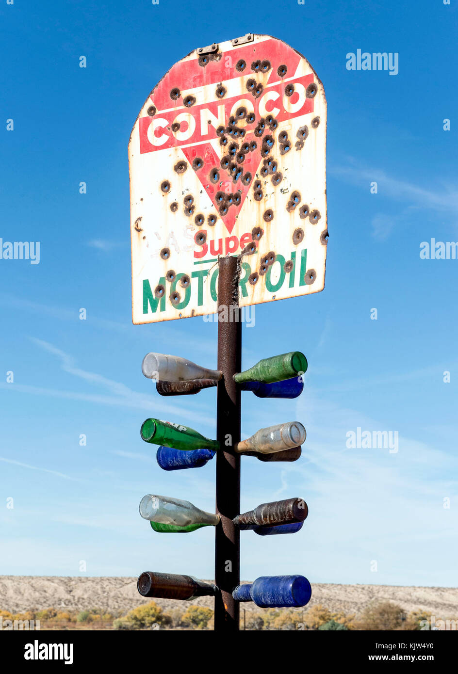 Oro Grande, California, USA. 25th Nov, 2017. Bottle Tree Ranch, a